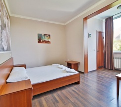 Трёхместный номер с видом на море и дендрарий в Delsochi