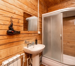 Шестиместный коттедж Богатырский с балконом в Ателика Улиткино