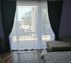 Семейный номер с балконом и видом на море в Meduza