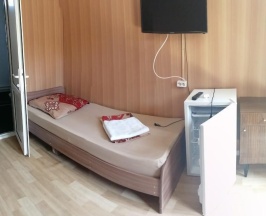 Комната стандарт с 1 односпальной и 1 двуспальной кроватью в На Уютной 10
