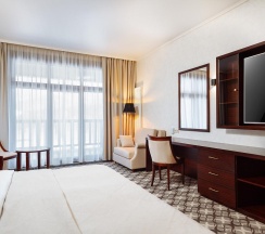 2-местный номер улучшенный с видом на озеро в Cosmos Collection Altay Resort