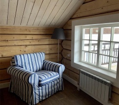 Коричневый дом с видом на озеро в Forrest Lodge Karelia