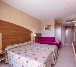 Номер Standard с балконом и с видом на бассейн в Hotel California Palace