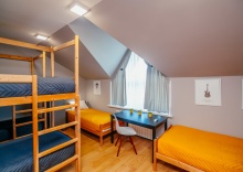 Кровать в общем 8-местном номере для женщин в Ле Мон