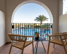 Двухместный номер Premium с видом на бассейн двуспальная кровать в Desert Rose Resort