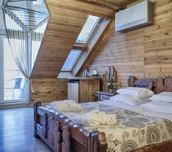 Двухместный люкс с балконом и с видом на море двуспальная кровать в Exclusive Hotel&Apartments