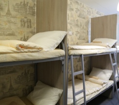 Спальное место на двухъярусной кровати в общем номере для женщин в Okayhostel