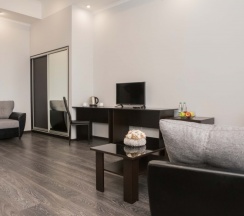 Люкс с балконом и кроватью размера «king-size» в Лофт