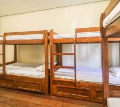 Кровать в общем номере в Kamuning Hostel