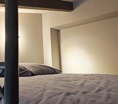 Семейный коттедж с балконом и с красивым видом из окна в Калайчев двор