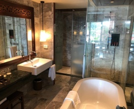 Двухместный номер Deluxe с балконом двуспальная кровать в Отель Centara Grand Beach Resort Phuket 