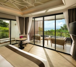 Двухместный люкс Deluxe c гидромассажной ванной с балконом и с видом на море двуспальная кровать в Avista Grande Phuket Karon - MGallery