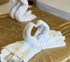 Двухместный семейный полулюкс с балконом и с видом на внутренний двор двуспальная кровать в Нартон