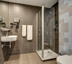 Кровать в общем номере с 6 комнатами в MEININGER Hotel Amsterdam Amstel