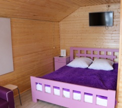 Двухместный коттедж двуспальная кровать в  Изумруд