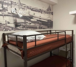 Кровать в 2-местном общем номере №3 в Стрежень