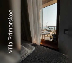 Трёхместный номер Superior с балконом и с красивым видом из окна в Villa Primorskое