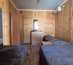 Коттедж c 1 комнатой с балконом и с красивым видом из окна в Нэла