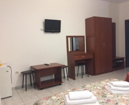 Комната стандарт с 1 односпальной и 1 двуспальной кроватью в Эллас