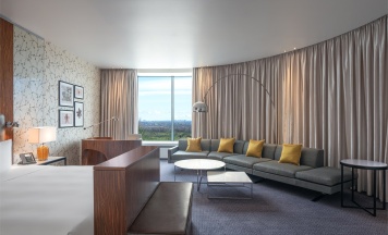 НОМЕР КАТЕГОРИИ ПОЛУЛЮКС С БОЛЬШОЙ КРОВАТЬЮ (KING SIZE) в Hilton Saint Petersburg ExpoForum