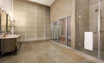 Двухместный люкс VIP с видом на город двуспальная кровать в Ramada by Wyndham Shymkent