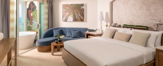 Номер Club Level Tranquility Soaking Tub Mammee Bay с балконом и с видом на океан в Sandals Dunns River All Inclusive