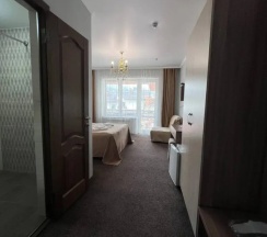 Двухместный номер Standard с балконом и с видом на горы двуспальная кровать в Шатун