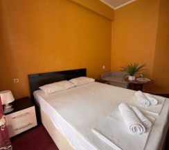 Трёхместная комната с балконом в Л Этуаль