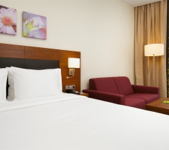 Номер категории «Семейный» с большой кроватью (King size) в Hilton Garden Inn Volgograd