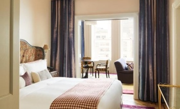 Двухместные Chelsea лофт Grand двуспальная кровать в The Hotel Chelsea