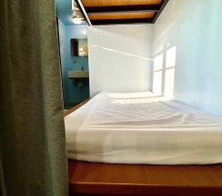 Кровать в общем номере с балконом в Bayhouse Hostel Penghu
