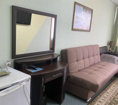 3-местный номер стандарт с 1 односпальной и 1 двуспальной кроватью (302,303) в Гармония