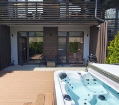 Семейный коттедж с балконом и с красивым видом из окна в Калайчев двор