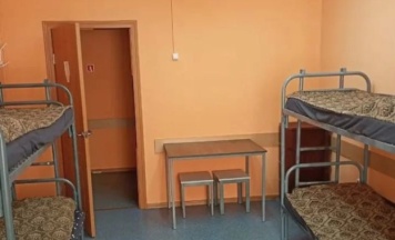 Кровать в общем номере (мужской номер) с красивым видом из окна в Соседи