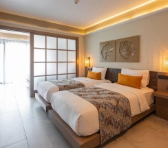 Четырёхместный семейный номер Deluxe с балконом и с красивым видом из окна в Tuana Hotels Casa Del Sol
