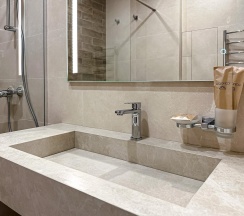 Комната улучшенная с 1 односпальной и 1 двуспальной кроватью в Дворец Солнца