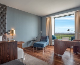 УГЛОВОЙ ЛЮКС С БОЛЬШОЙ КРОВАТЬЮ (KING SIZE) в Hilton Saint Petersburg ExpoForum