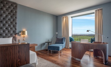 УГЛОВОЙ ЛЮКС С БОЛЬШОЙ КРОВАТЬЮ (KING SIZE) в Hilton Saint Petersburg ExpoForum