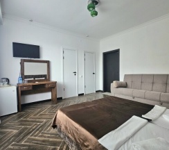 Улучшенный двухместный номер с диваном и балконом в Уют