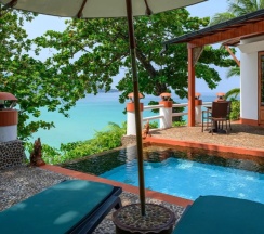 Двухместный люкс бассейн двуспальная кровать в Mom Tri's Villa Royale