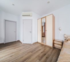 Видовая комната с эркером и балконом на Невский проспект в Октавиана