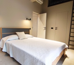 Семейный коттедж с балконом и с красивым видом из окна в Калайчев двор