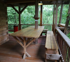 Шестиместный люкс Superior с балконом и с красивым видом из окна в Урочище Машуково