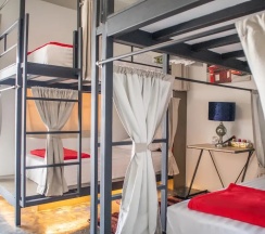 Кровать в общем номере (женский номер) в OYO 617 Tira Hostel chalong Phuket