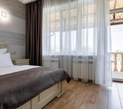 Номер полулюкс улучшенный с 1 двуспальной кроватью Жемчужина Кавказа в Ночной квартал