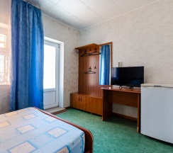 Трехместный номер стандарт с двухспальной и односпальной кроватями в Восход