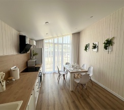 Коттедж с 3 спальнями и подогреваемым бассейном на отдельном участке в Премьер