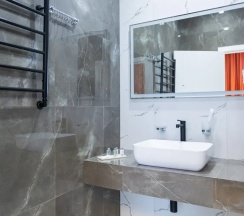 Двухместный полулюкс двуспальная кровать в Геопур