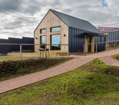 Двухместный коттедж двуспальная кровать в Family Barn Karvala