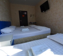 Трехместный номер с с кроватью размера «king-size» и ТВ в ID Hostel